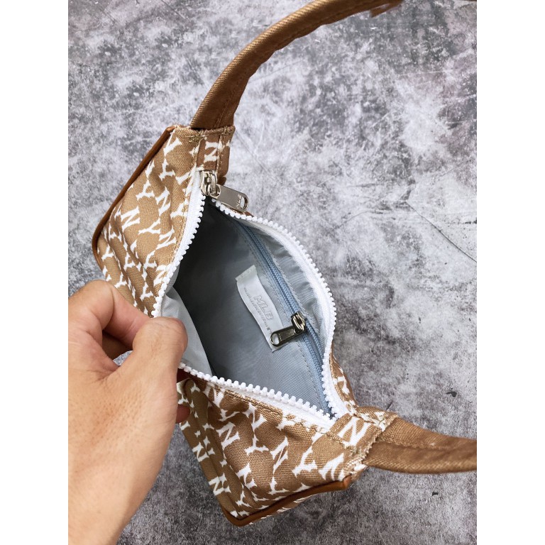 (HÀNG XUẤT XỊN) Túi xách B224 MONOGRAM JACQUARD HOBO BAG BROWN  Kích thước: 22 cm x 6 cm x 17 cm Made in Viet//nam