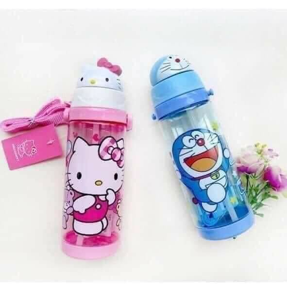 Bình uống nước ống hút nhựa 550ml họa tiết Hello Kitty/ Doraemon kèm dây đeo vai