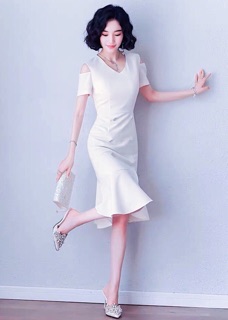 Đầm trắng đuôi cá 6 nút