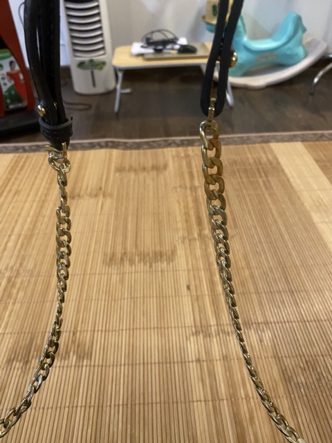 Thanh lý túi charles and keith  màu đen, bên trong,khoá, dây vẫn mới, phần da ngoài bên trên bị dãn như hình chụp.