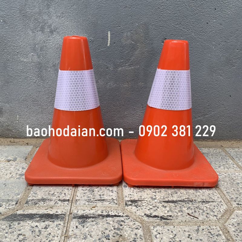 Cọc tiêu giao thông chóp nón nhỏ 30cm GT30