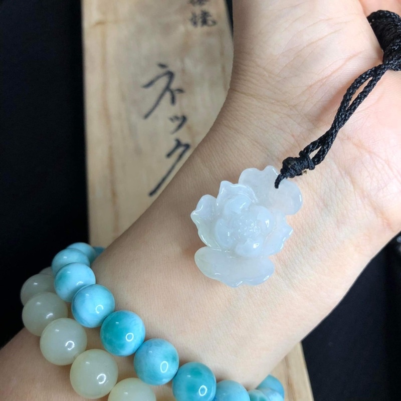 Mặt dây chuyền chạm tay hình hoa sen