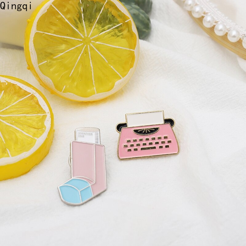 Ghim cài áo Miss Zoe hình máy đánh chữ/ đĩa than phong cách vintage