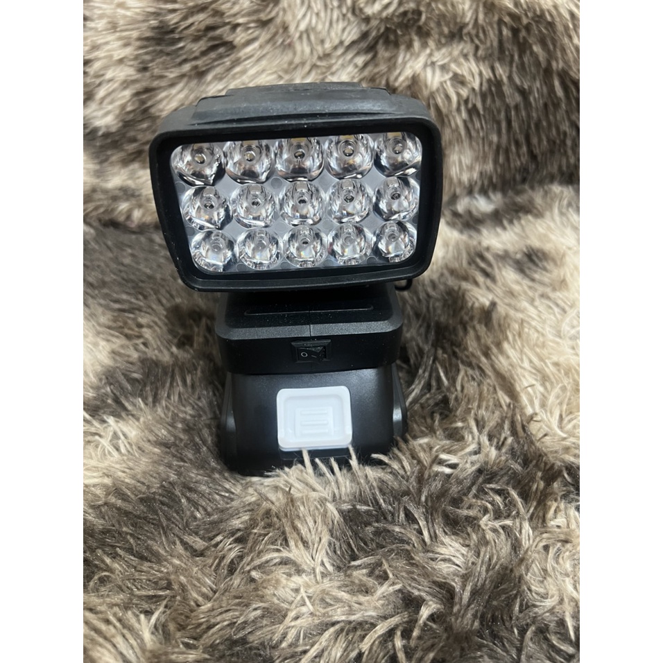 Đèn pha kèm dock chuyển pin Makita 18V Sang USB 5V sạc điện thoại. BN.