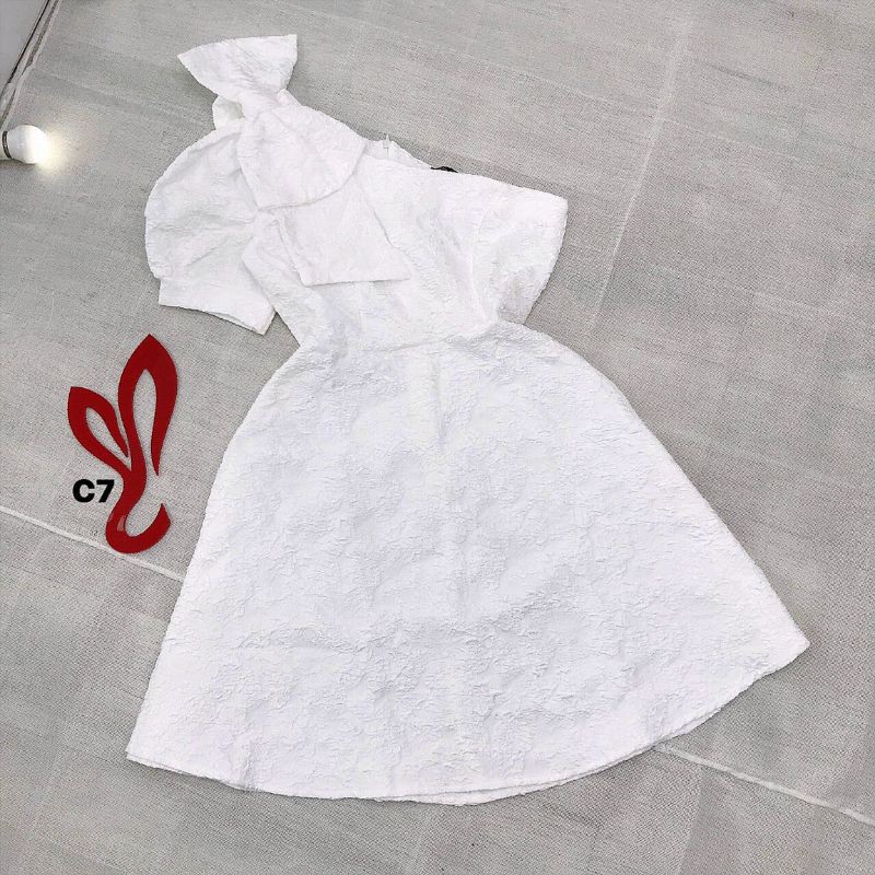 đầm gấm xốp lệch vai nơ to | BigBuy360 - bigbuy360.vn