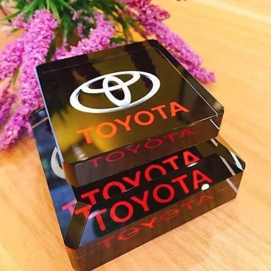 Nước hoa pha lê cao cấp đặt taplo xe hơi, ô tô logo hãng xe Toyota, Mazda, Ford, Kia, Hyundai, Honda,Toyota, Mazda, Ford