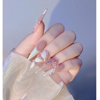 Nailbox móng giả thiết kế theo mẫu hoạ tiết nữ tính sang chảnh