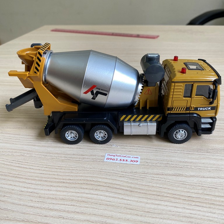 Mô hình xe bồn chở bê tông tỉ lệ 1:50 bằng hợp kim chạy bằng cót, có đèn và còi –