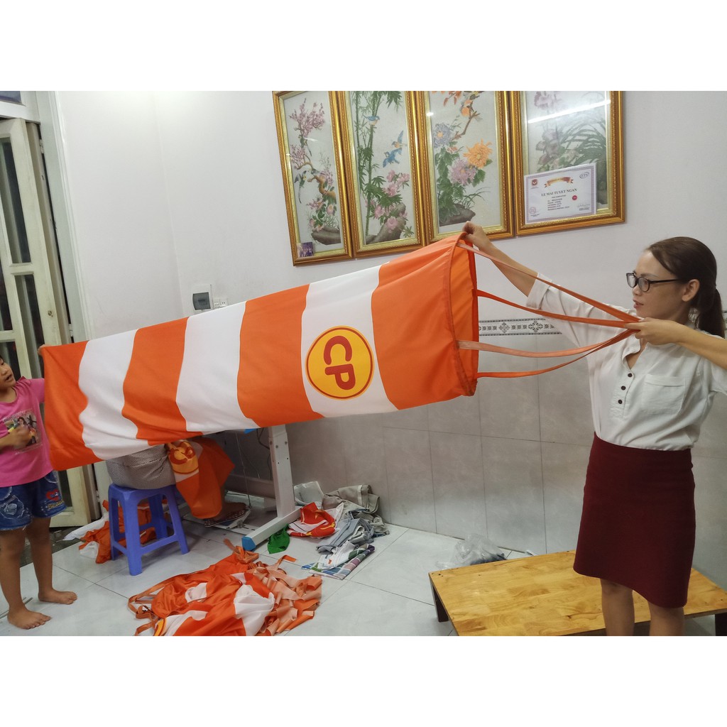 Cờ gió / Windsock chiều dài tổng 2 mét, cờ gió in logo công ty
