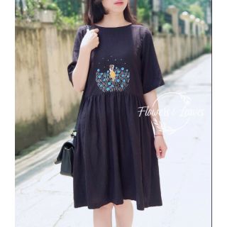 Váy linen đen thêu cô gái trên cánh đồng hoa hồng