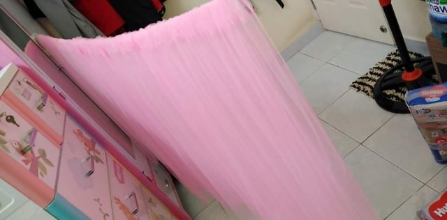 Vây bàn và rèm voan hồng và xanh trang trí sinh nhật