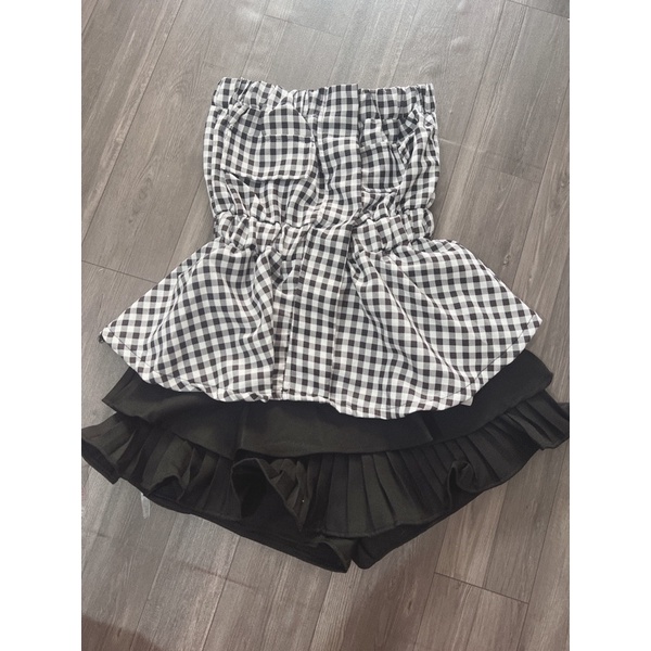 Set áo ống caro dáng xoè và chân váy xếp ly tầng có túi