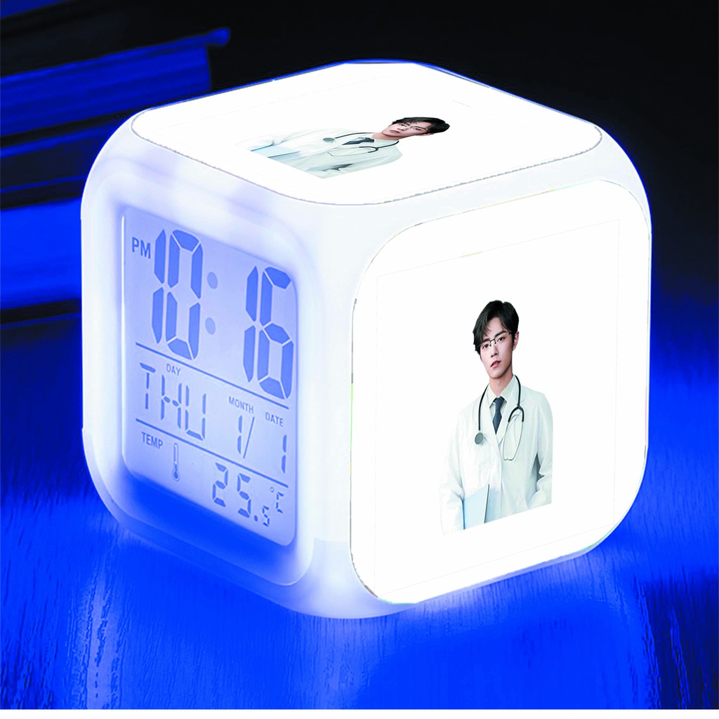 Đồng hồ báo thức để bàn in hình Tiêu Chiến Trần Tình Lệnh chibi LED đổi màu