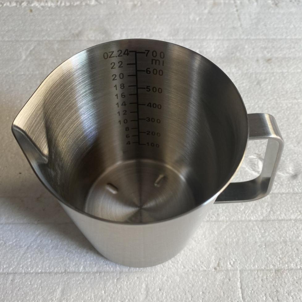 Ca Inox SUS304. Có vạch chia thể tích từ 500ml đến 2 lít