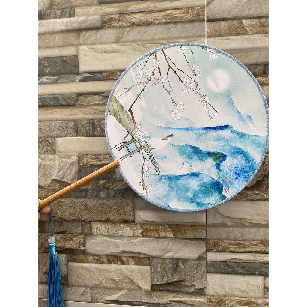 ( M65 ) Quạt tròn cổ trang cầm tay cán dài in hình BẠCH Y LAM SƠN gắn dây tuyến cosplay xinh xắn