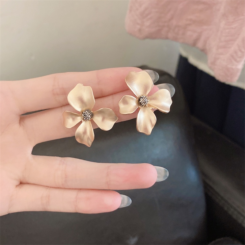 Khuyên tai kẹp không bấm lỗ chốt cố định K072 bằng hợp kim mạ vàng hình bông hoa dáng ngắn Leous Accessories