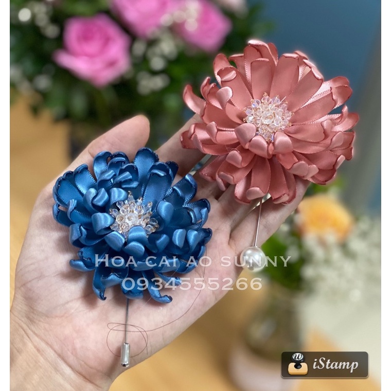 Hoa cúc cài áo màu xanh tây. phụ kiện cài áo sang chảnh