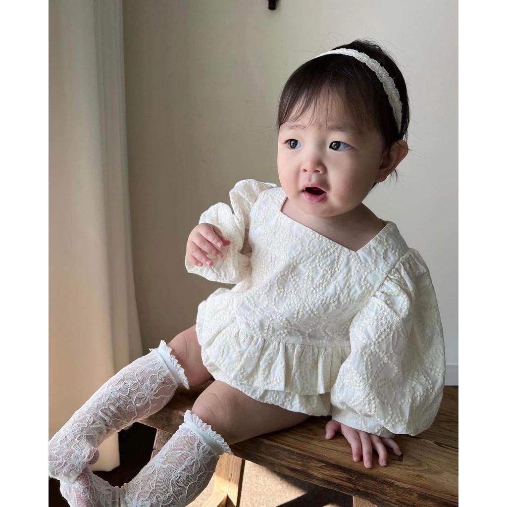 Váy Bodysuit Anne Shirley Lace V thêu hoa tay bồng đáng yêu cho bé gái