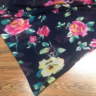 Vải voan hoa hồng nên xanh đen