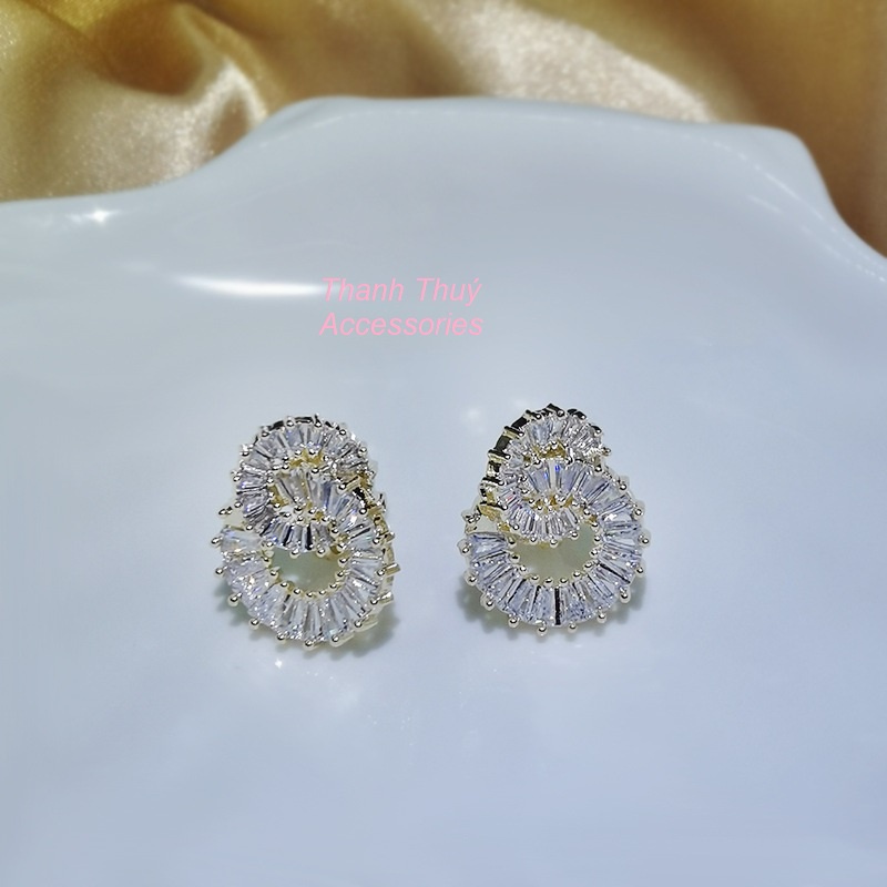 Bông tai nữ nhẫn tròn khảm đá phù hợp xu hướng thời trang