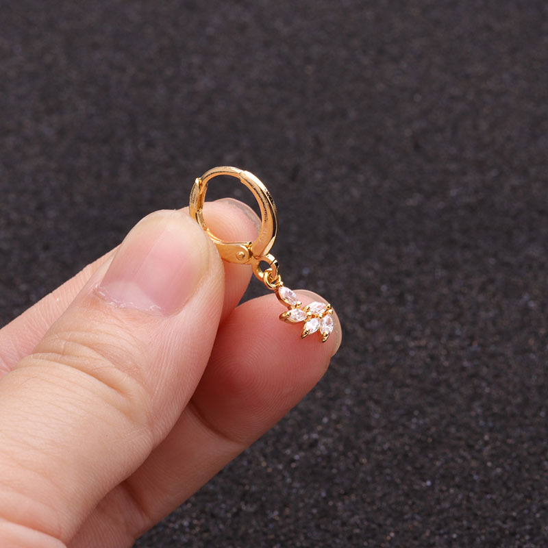 Một khuyên tai vòng đính đá zircon nhỏ tinh xảo nữ tính thanh lịch