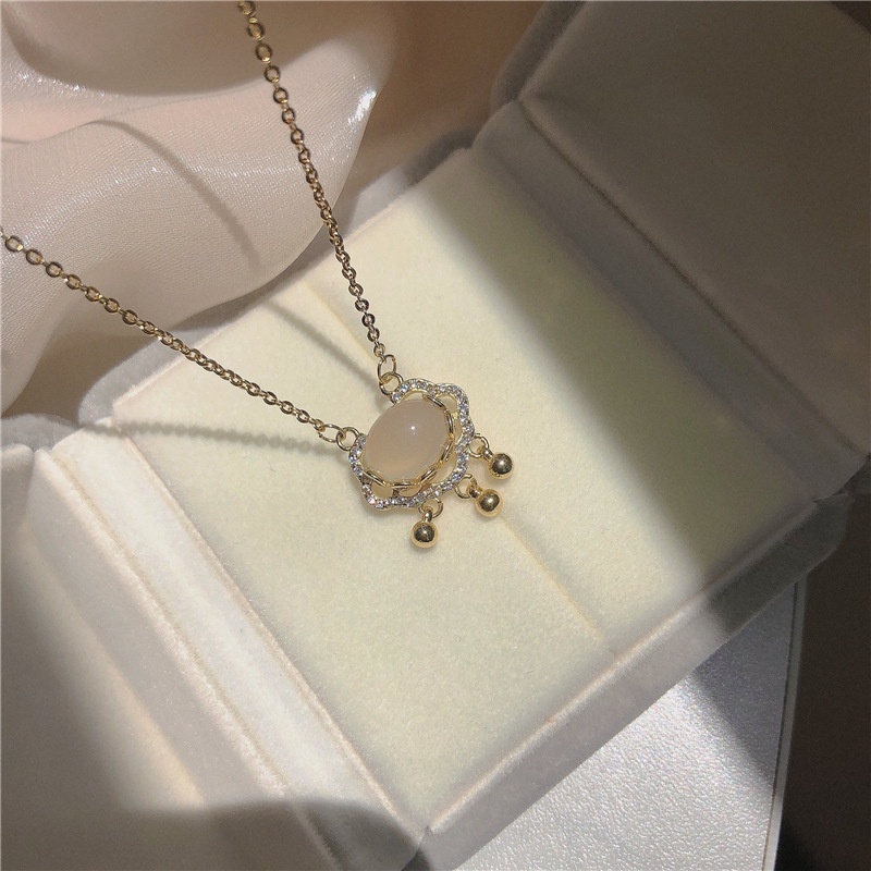 Dây chuyền mặt ổ khóa Chalcedony trắng cổ điển