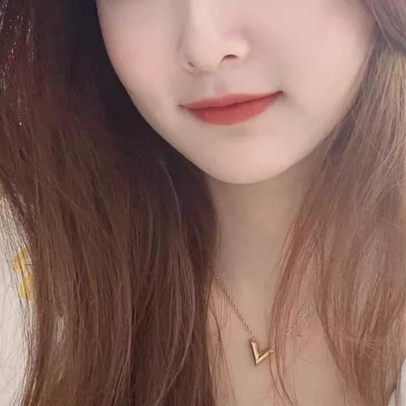 Khuyên tai hiệu đính ngọc sang chảnh