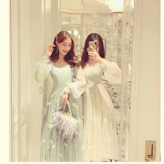 Váy ren đính ngọc trai và lông vũ dáng dài