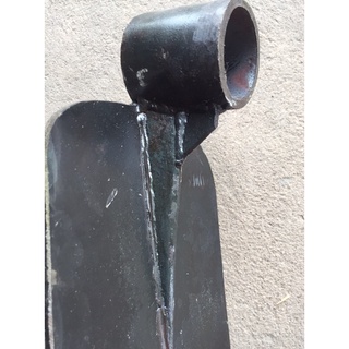 Cuốc TÂY đánh gốc rễ cây.