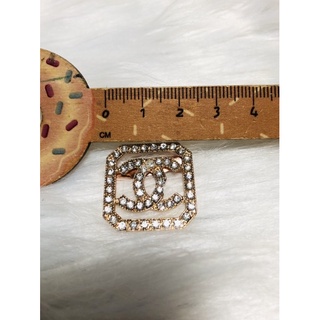 Cài áo logo đính đá. KT 2,3 x 2,3cm