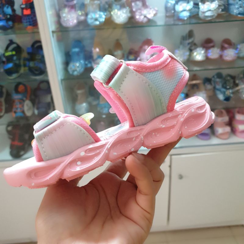 Giày bé gái có đèn led phát sáng kiểu sandal quai ngang xinh xắn