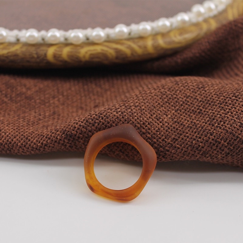 Nhẫn nhựa ngũ giác màu hổ phách MOMOE phong cách hồng k.ông đơn giản, tinh tế đường kính 2,2cm