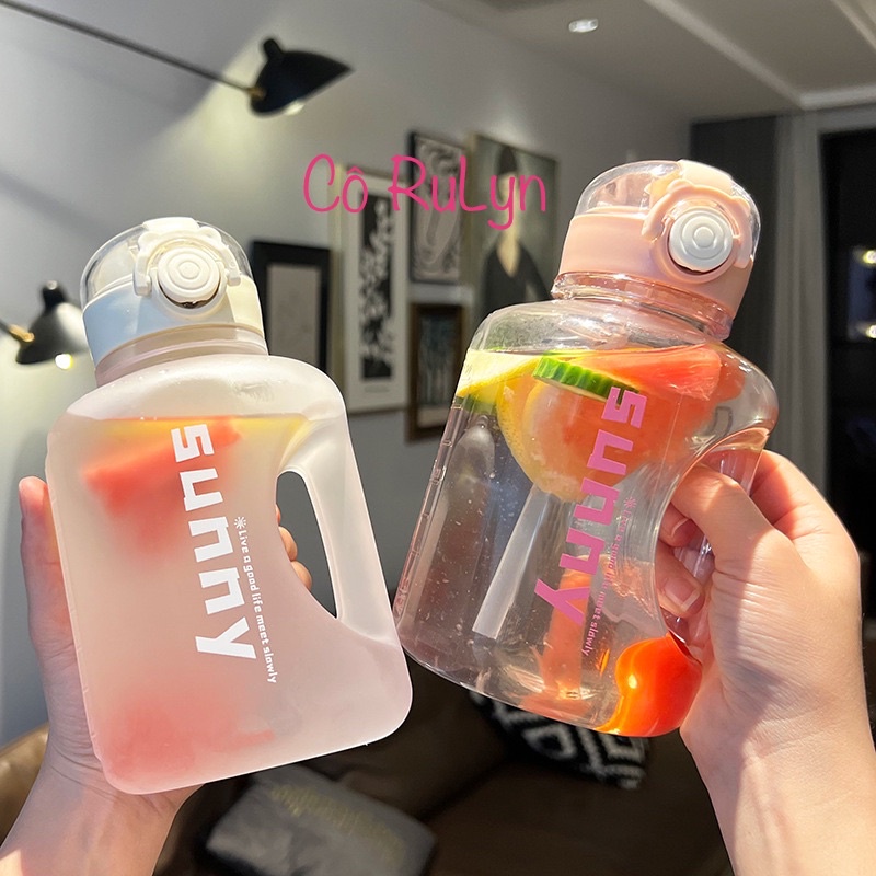Bình đựng nước 1L có ống hút khi bật nắp, phụ kiện dây và sticker 3D siêu đáng yêu