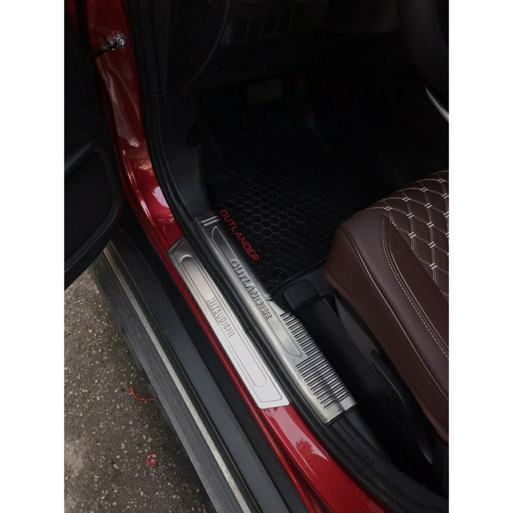 Ốp Bậc Cửa, Nẹp Bước Chân Mitsubishi Outlander 2016 đến 2021 Mẫu Inox Cao Cấp + tặng keo trợ dính