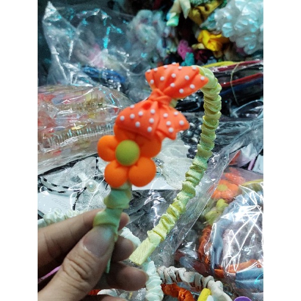 Cài hoa cho bé