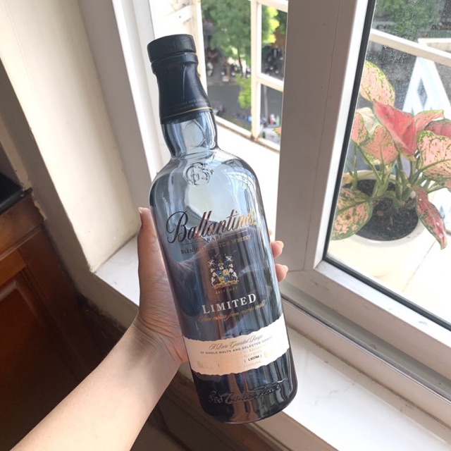 Vỏ chai rượu Ballantines Limited 700ml có hộp đầy đủ