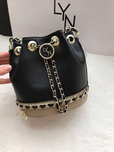 Túi Lyn dáng hobo kèm dây đeo chéo