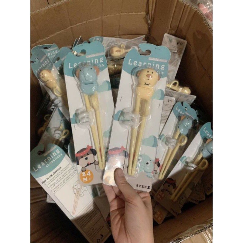 Đũa tập ăn dặm có móc xỏ ngón cho bé