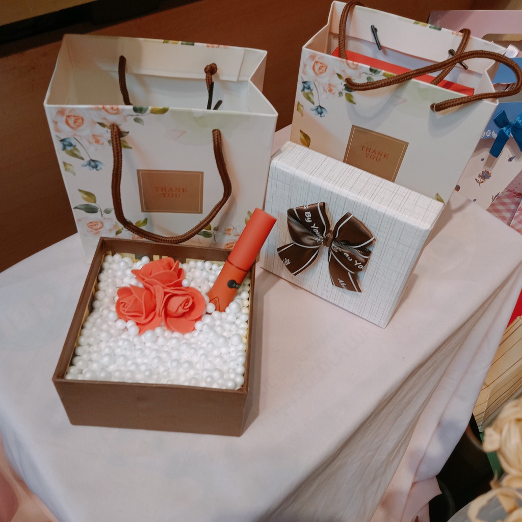 (11x11x6.5cm) Hộp đựng quà tặng kèm túi mix phụ kiện tặng 20/10, 8/3, valentine, ngày kỷ niệm, nhân dịp đặc biệt (A6)