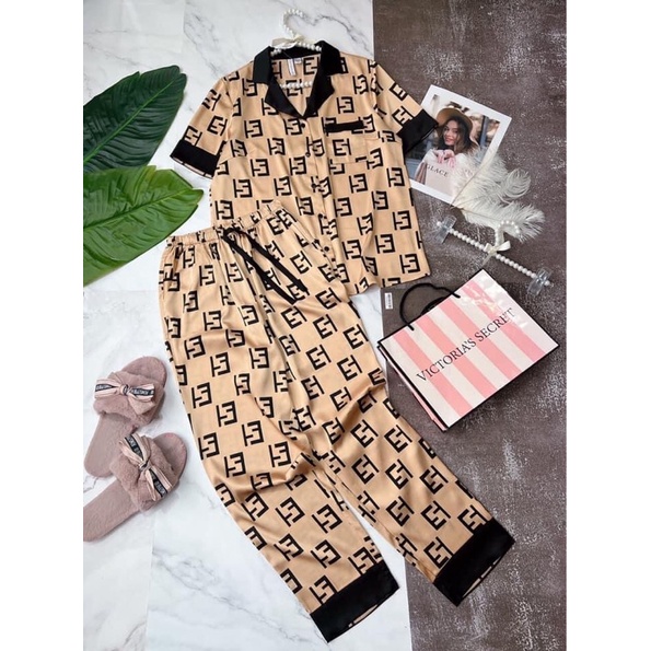 Pyjama lụa Vic cao cấp xịn sò kèm túi giấy hãng sản xuất trên nền vải lụa đắt nhất