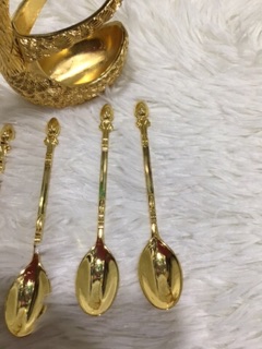 Bộ giỏ để thìa(dĩa) và 6 (thìa hoặc dĩa) màu vàng