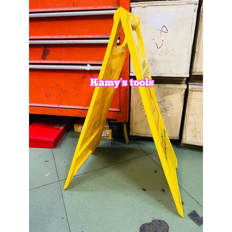 Biển cảnh báo chữ A chú ý nơi nguy hiểm Danger keep distance