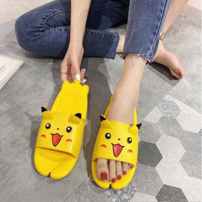 Dép Pikachu đi trong nhà