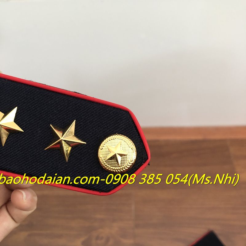 Cầu vai bảo vệ viền đỏ gắn sao đồng