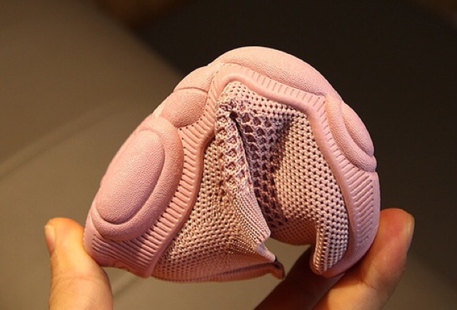 Giày thể thao đế gấu