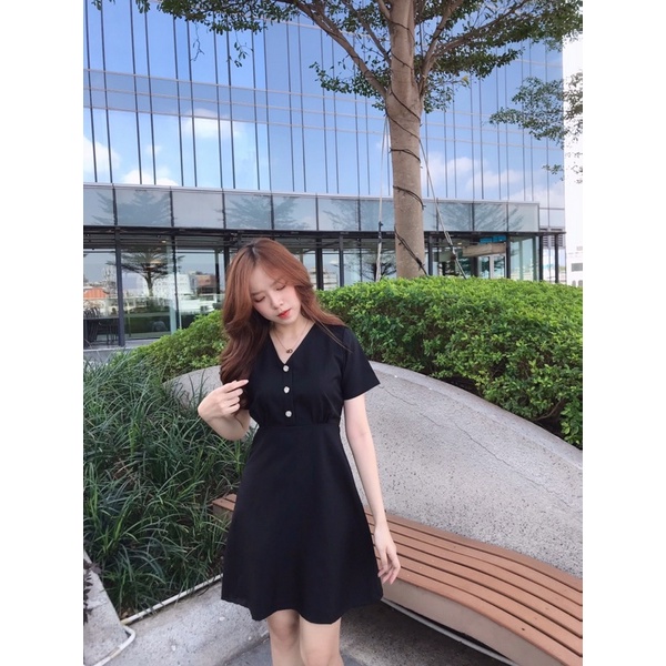 Đầm nút cổ V