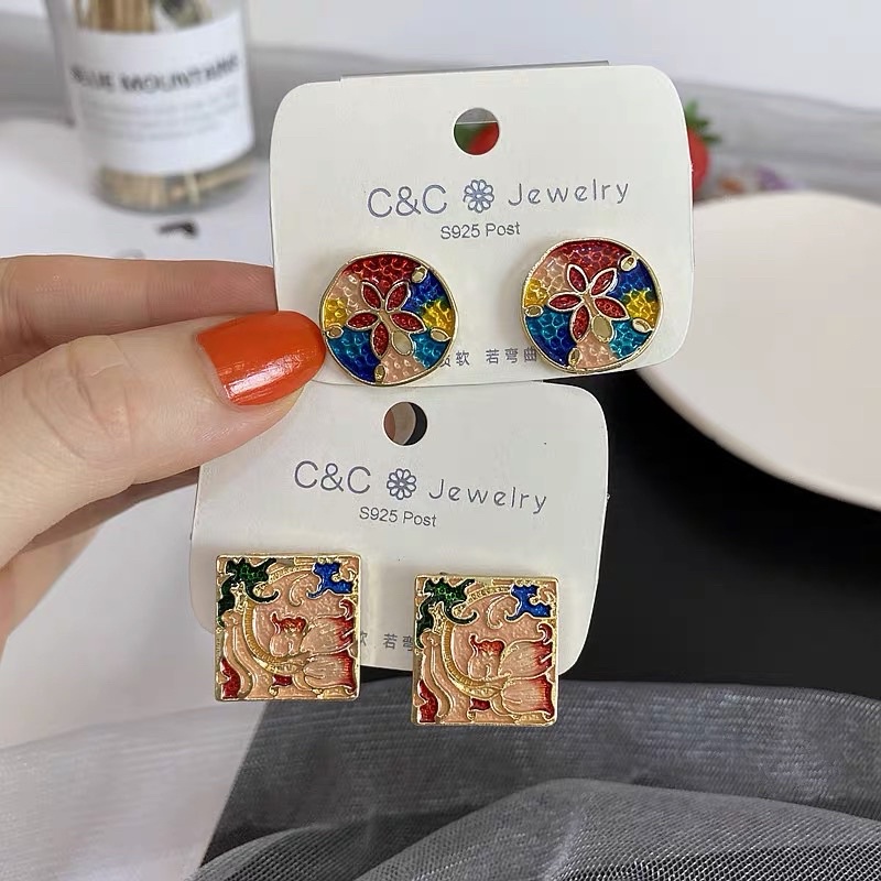 Khuyên tai màu sắc cổ điển - Maben