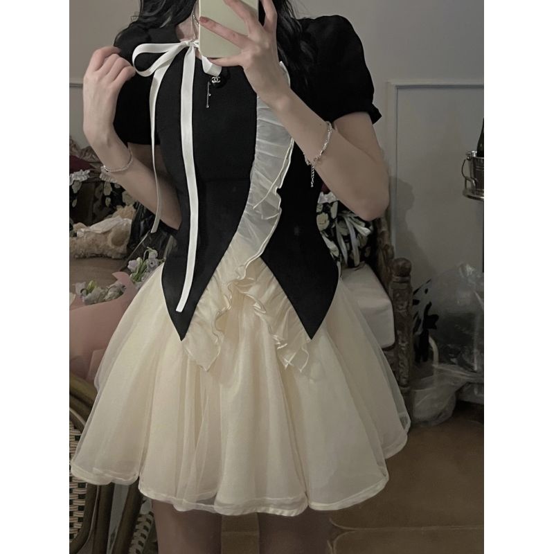 French low-key daughter designer in summer, young lady's temperament shows thin coat, dream high-waist gauze dress, two sets of women.