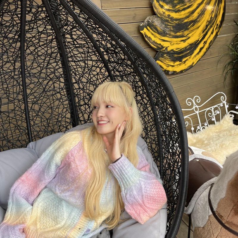 Áo cardigan len tiedye cầu vồng giống Liz IVE và Youngeun Kep1er