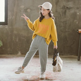 Combo: 2 đôi giày + 1 set quần áo